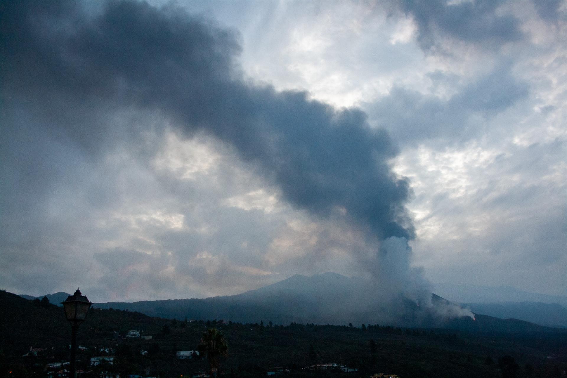 EL PASO (La Palma) 07/12/2021 .- Imagen de archivo de la columna de humo y ceniza del volcán de La Palma en una jornada que tuvo afección en el tráfico aéreo en la isla. EFE / Luis G Morera