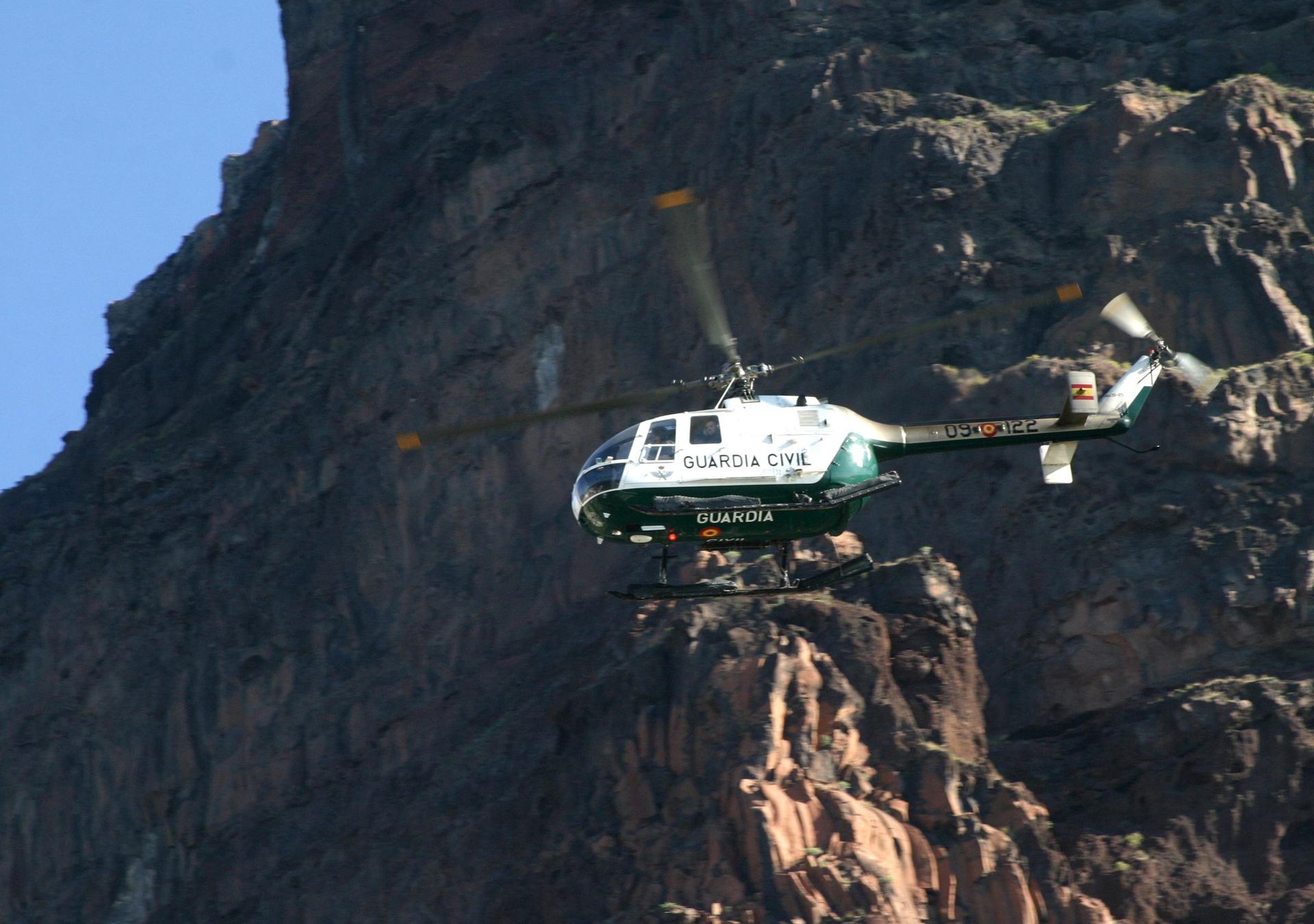 Imagen de archivo de un helicóptero de la Guardia Civil realizando un rescate. EFE/Carlos Fernández