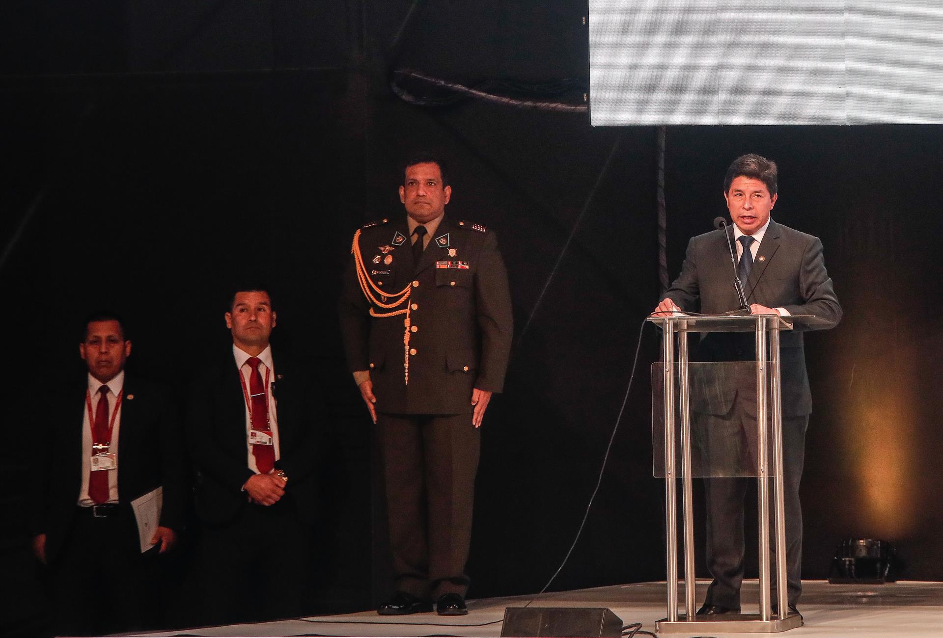 El presidente de Perú, Pedro Castillo (c). EFE/Aldair Mejía