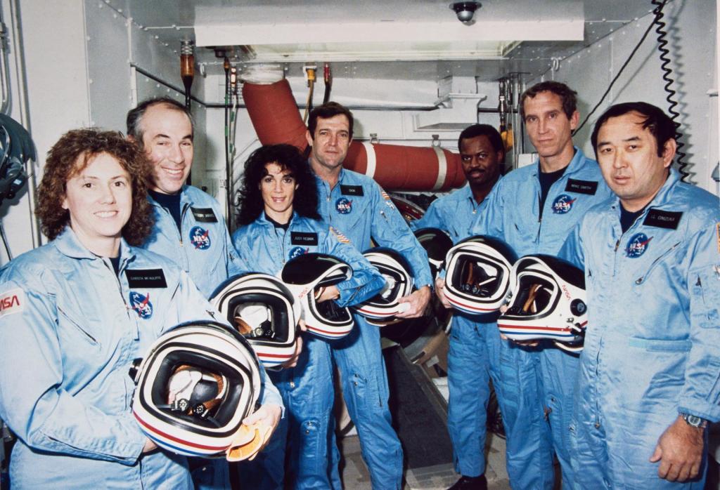 Fotografía de archivo fechada el 9 de enero de 1986 y cedida por la NASA donde aparecen los miembros de la tripulación del STS-51L mientras posan para fotografías durante un descanso en el entrenamiento de cuenta regresiva en la Sala Blanca del Complejo de Lanzamiento 39B en el Centro Espacial Kennedy de la NASA en Florida (EE.UU.). EFE/NASA
