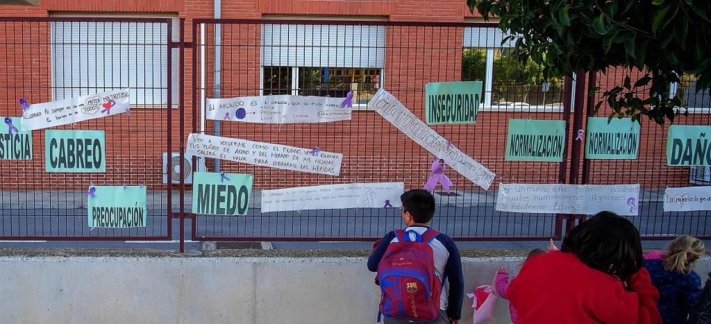 Decenas de carteles de condolencias en un instituto tras un suceso. EFE/ Manuel Lorenzo/Archivo
