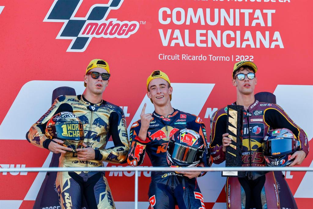El español Pedro Acosta (c) (Kalex) se adjudicó la victoria en el Gran Premio de la Comunidad Valenciana de Moto2, por delante de su compañero de equipo Augusto Fernández (i) (Kalex), que se proclamó campeón del mundo de la categoría, con el italiano Tony Arbolino (d) (Kalex) tercero. EFE/ Biel Aliño