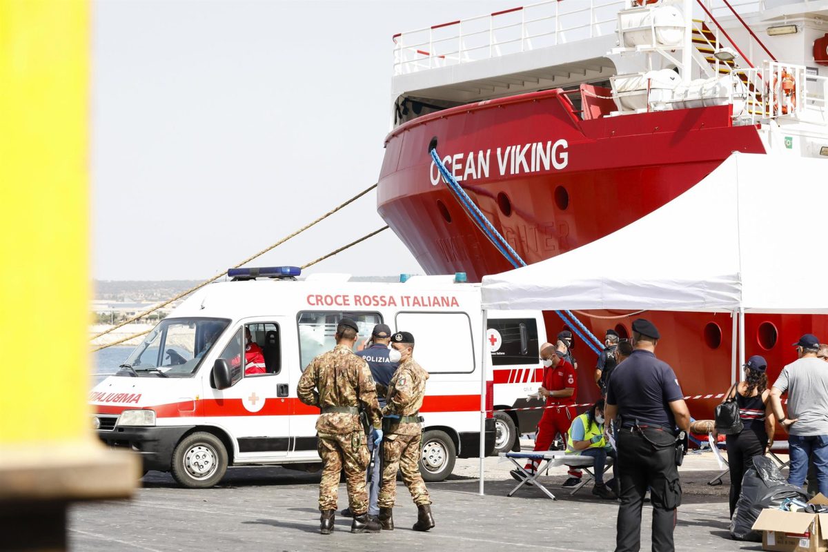 El barco humanitario Ocean Viking en un puerto de Italia en 2021.