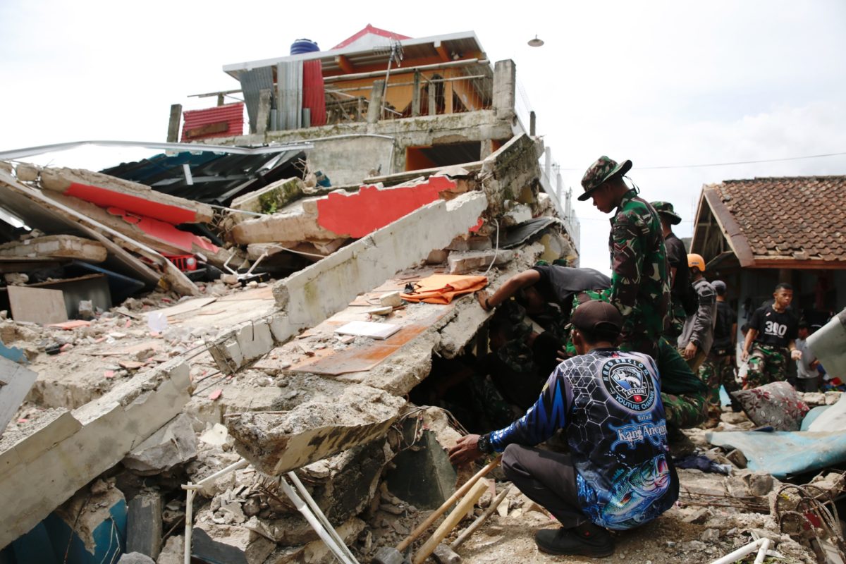 Trabajadores de emergencia buscan posibles víctimas entre los escombros de uno de los edificios afectados por el terremoto de 5,6 grados de magnitud registrado el lunes en Java, Indonesia.