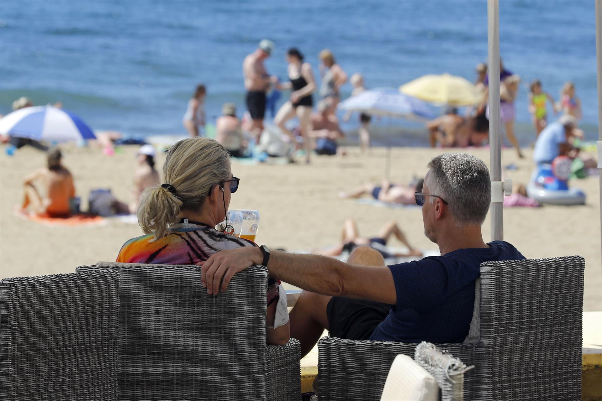 Foto de archivo de unos turistas en una terraza junto a la playa de Maspalomas (Gran Canaria). EFE/ Elvira Urquijo A.