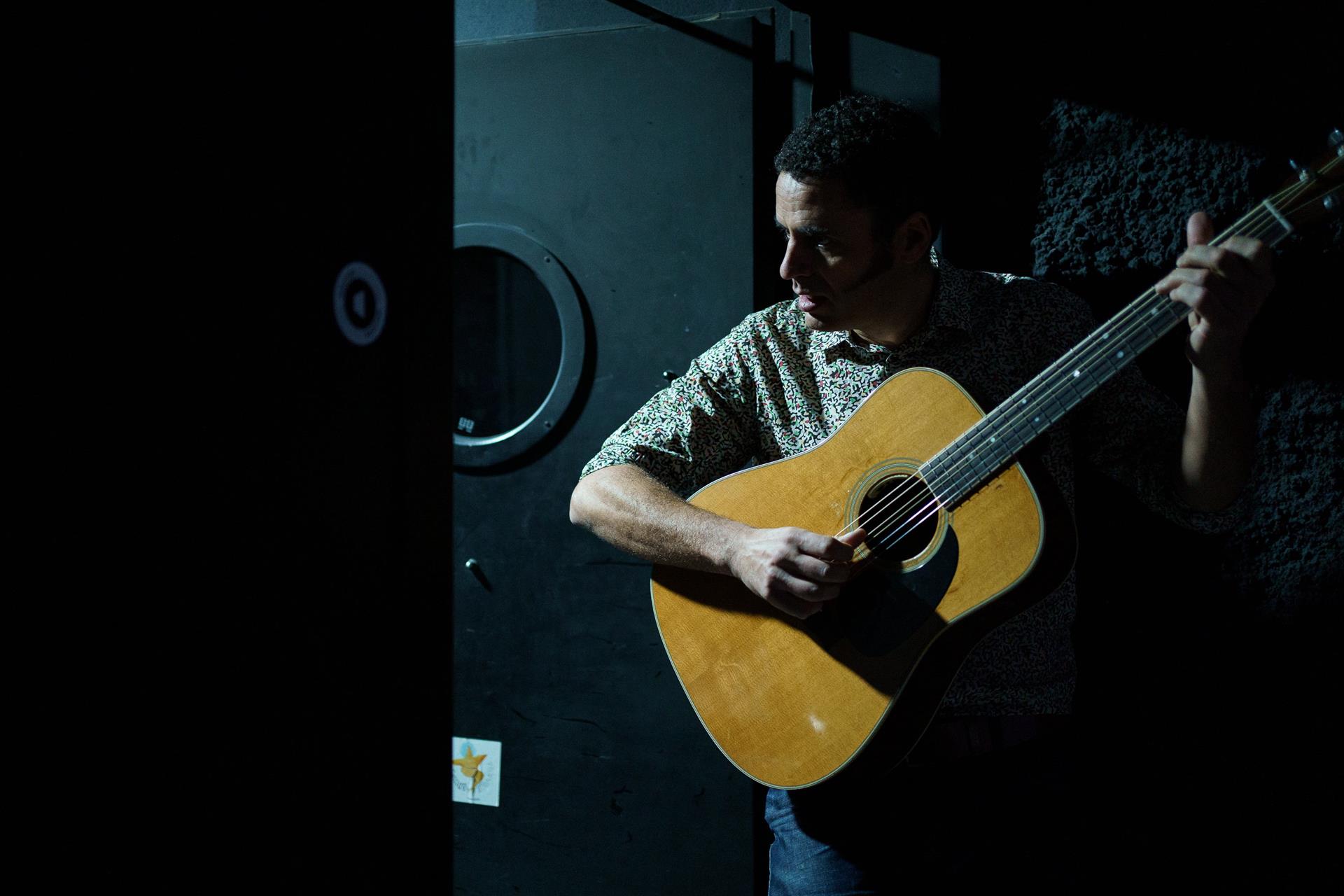 El cantante Depedro ha presentado el concierto que ofrece este viernes en el Espacio Cultural Aguere de La Laguna (Tenerife), con temas de su último trabajo de estudio "Máquina de piedad". EFE/Ramón de la Rocha