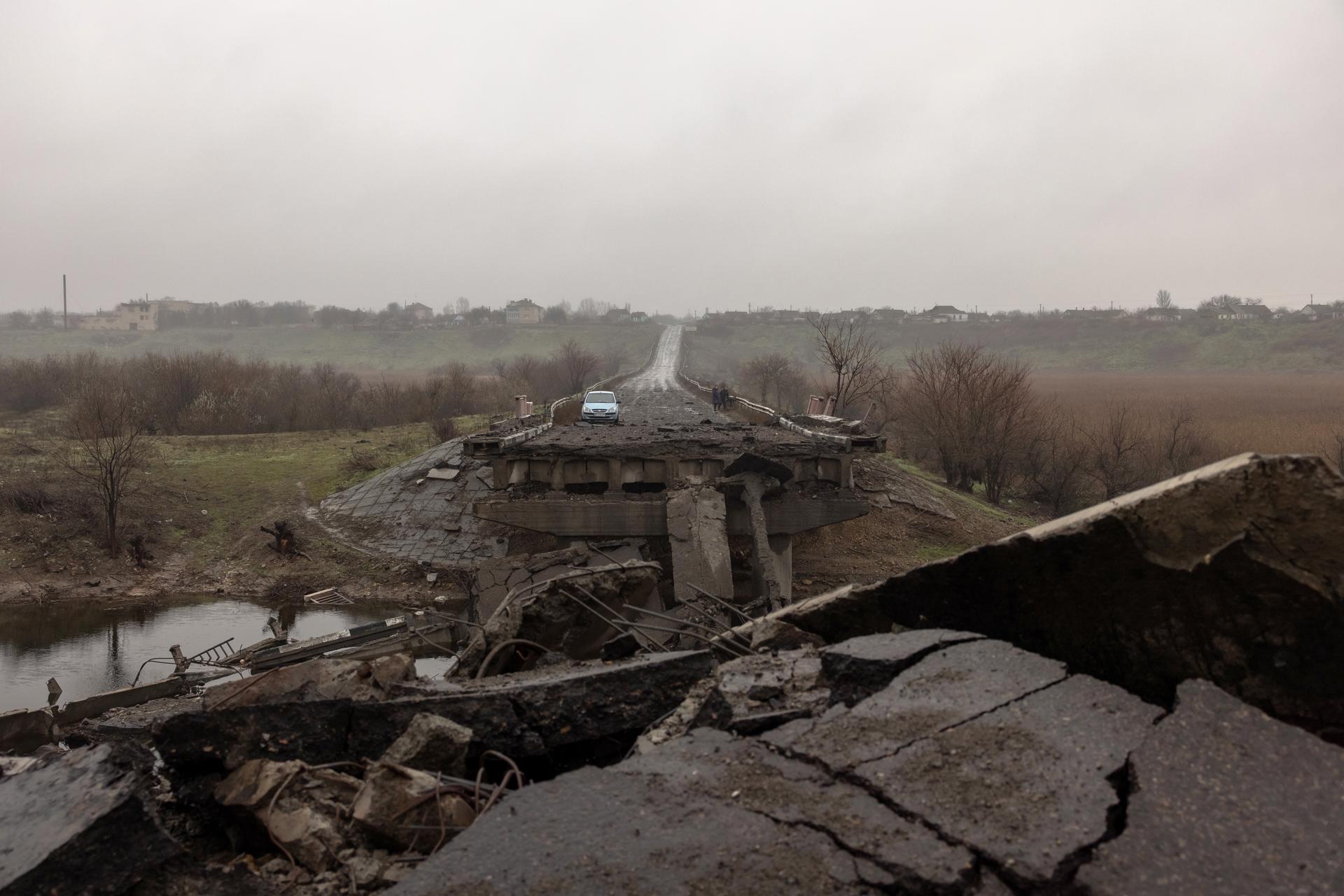 Un puente destruido cerca de Jersón (Ucrania) este domingo. EFE/EPA/ROMAN PILIPEY