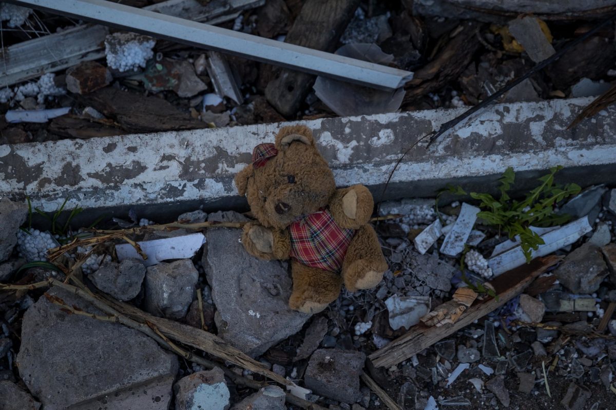 Imagen de archivo de un oso de peluche entre la destrucción causada por los bombardeos en Ucrania.