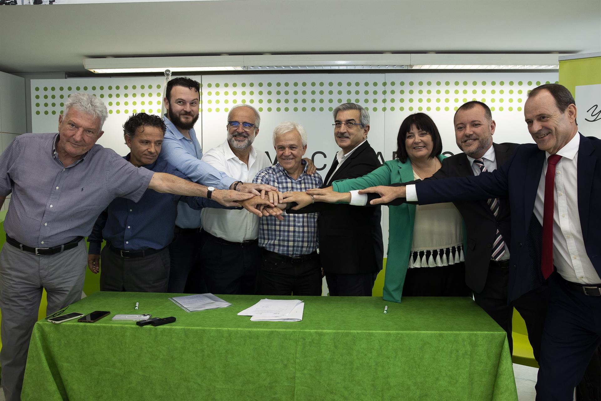 El presidente de Nueva Canarias, Román Rodríguez (4d) firma el acuerdo electoral con Fórum Drago de Ingenio, acompañado del líder de esta formación, José López (4i). EFE/Quique Curbelo