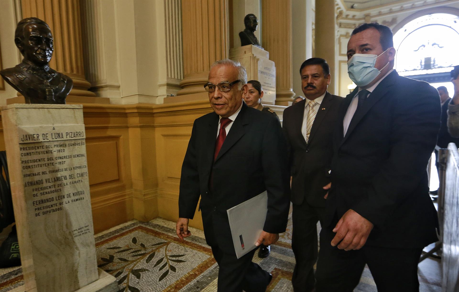 El primer ministro de Perú, Aníbal Torres (i), fue registrado este jueves, 17 de noviembre, a su llegada a la sede del Congreso de la República, en Lima (Perú). EFE/Str