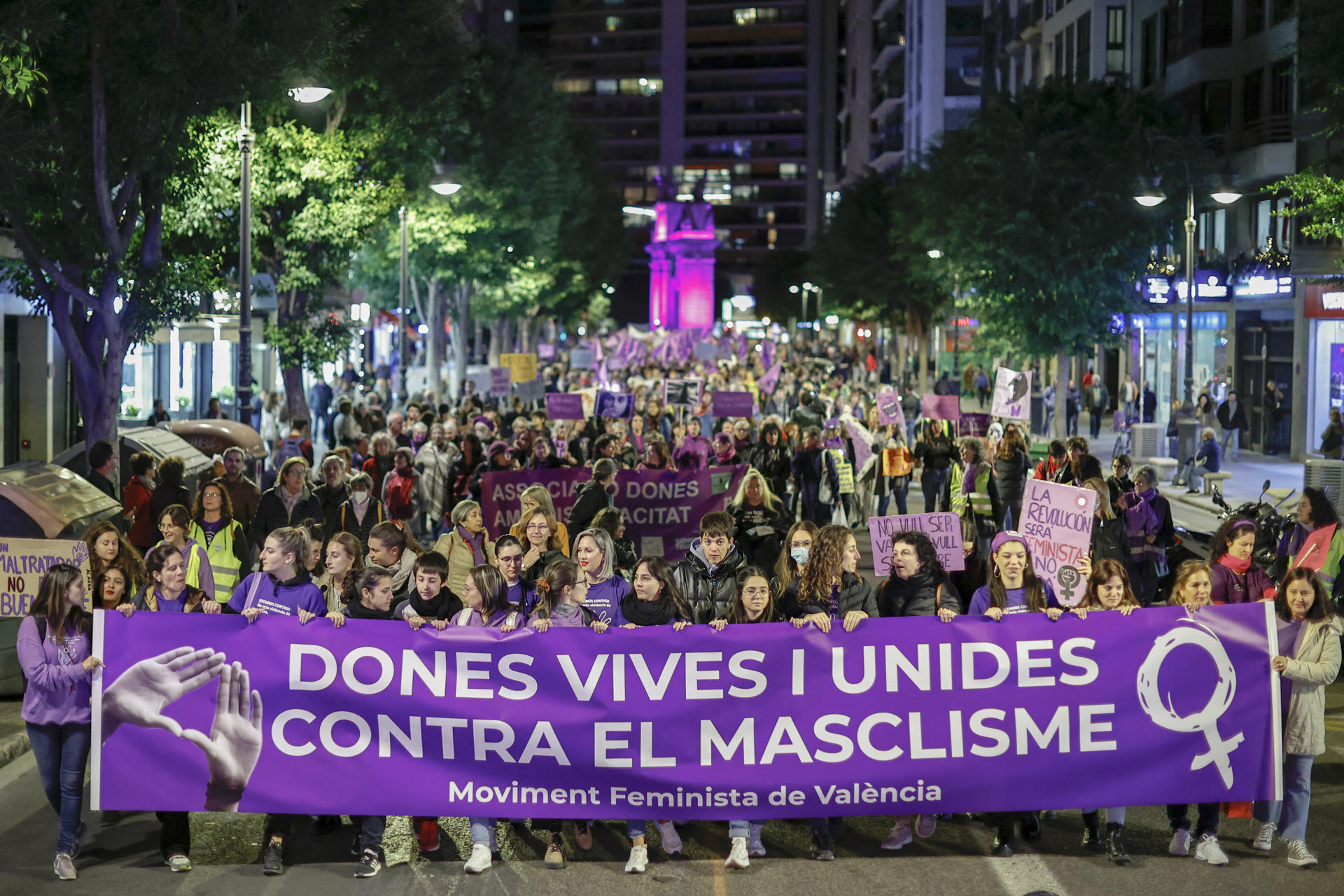 GRAFCVA9957. VALENCIA, 25/11/2022.- Inicio de la manifestación convocada por el Moviment Feminista de València bajo el lema "Dones, vives i unides contra el masclisme", donde dos mujeres supervivientes leerán el manifiesto. EFE/ Biel Aliño