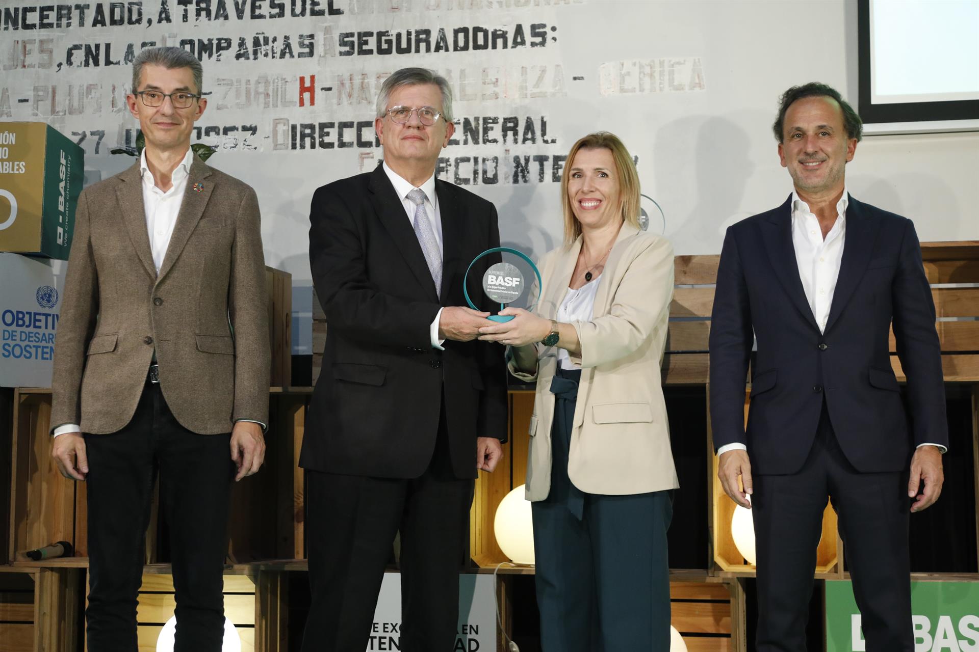 Representantes de "Signus" posan junto a Carles Navarro (i), director General de BASF, y Juan Alfaro (d), secretario general del Club de Excelencia de Sostenibilidad, tras recibir uno de los premios en la IV edición de los premios BASF a la mejor práctica de economía circular en España, este jueves, en Madrid. EFE/ David Fernández