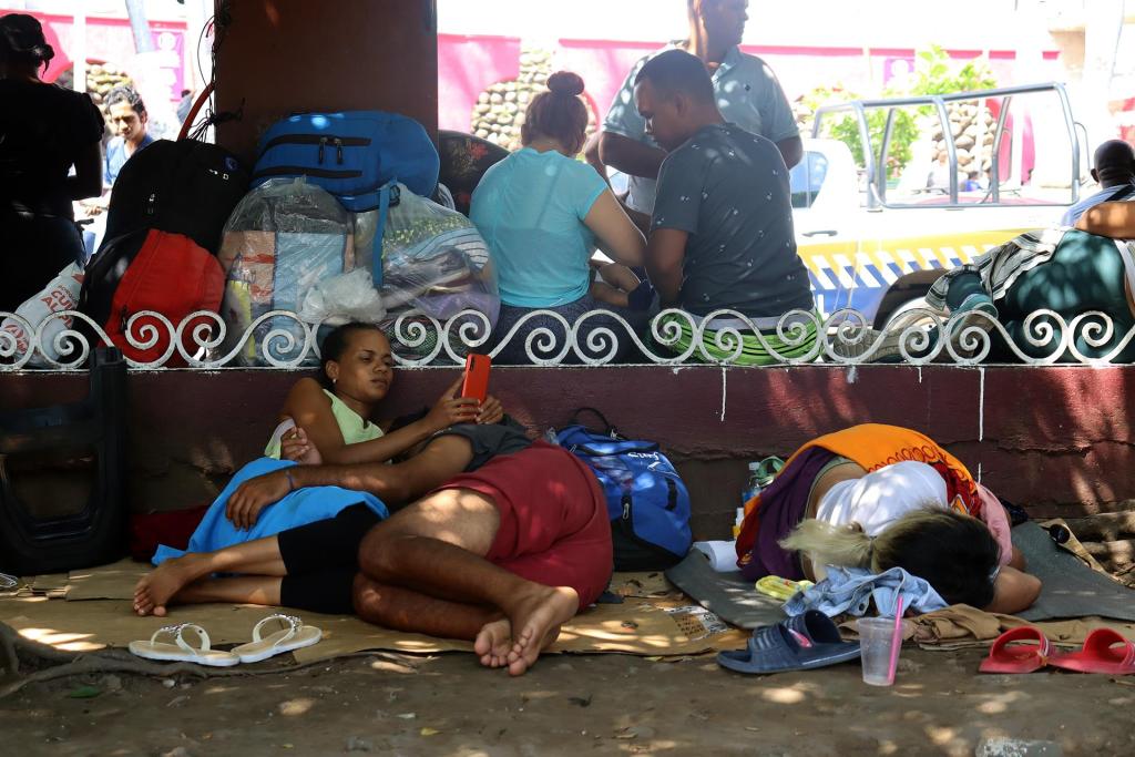Migrantes centroamericanos permanecen en un campamento improvisado el 18 de noviembre de 2022, en la ciudad de Tapachula, estado de Chiapas (México). EFE/Juan Manuel Blanco
