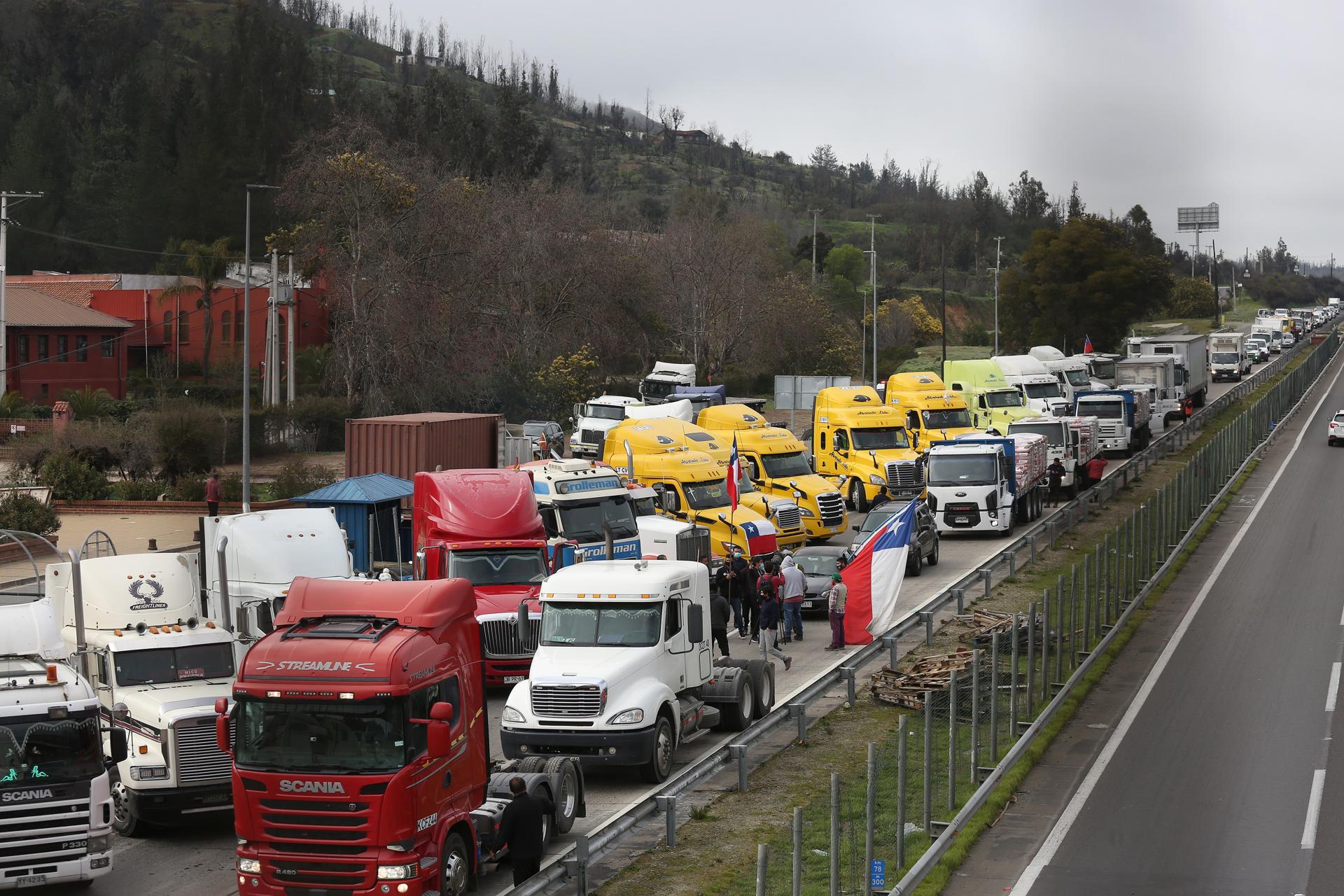 Vista de camiones detenidos en una vía chilena como parte de un paro, en una fotografía de archivo. EFE/Elvis González