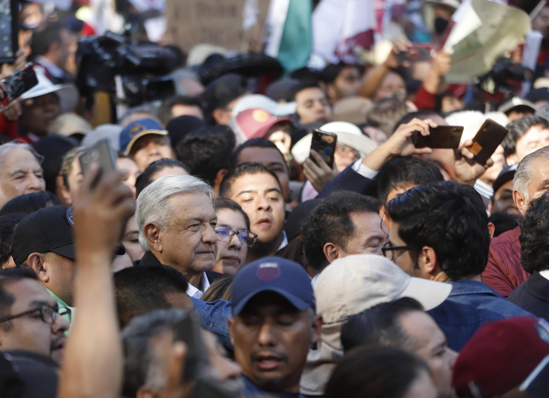 El presidente de México, Andrés Manuel López Obrador, participa en una marcha junto a simpatizantes por la principales avenidas de la Ciudad de México (México). EFE/Isaac Esquivel