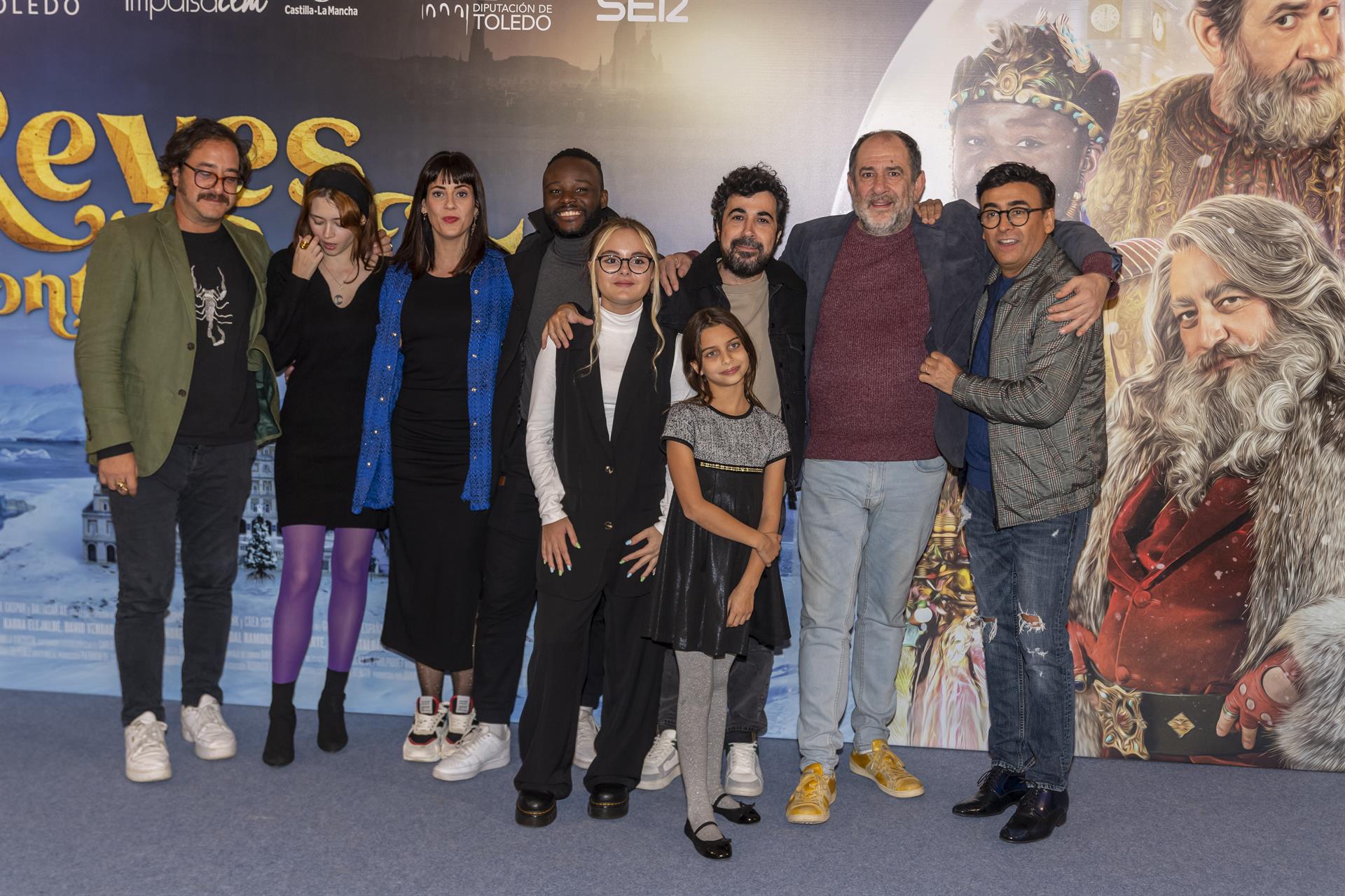 El equipo de la película "Reyes contra Santa" a su llegada hoy viernes al Festival de Cine y la Palabra (CiBRA), que se celebra en Toledo. EFE/Ismael Herrero.