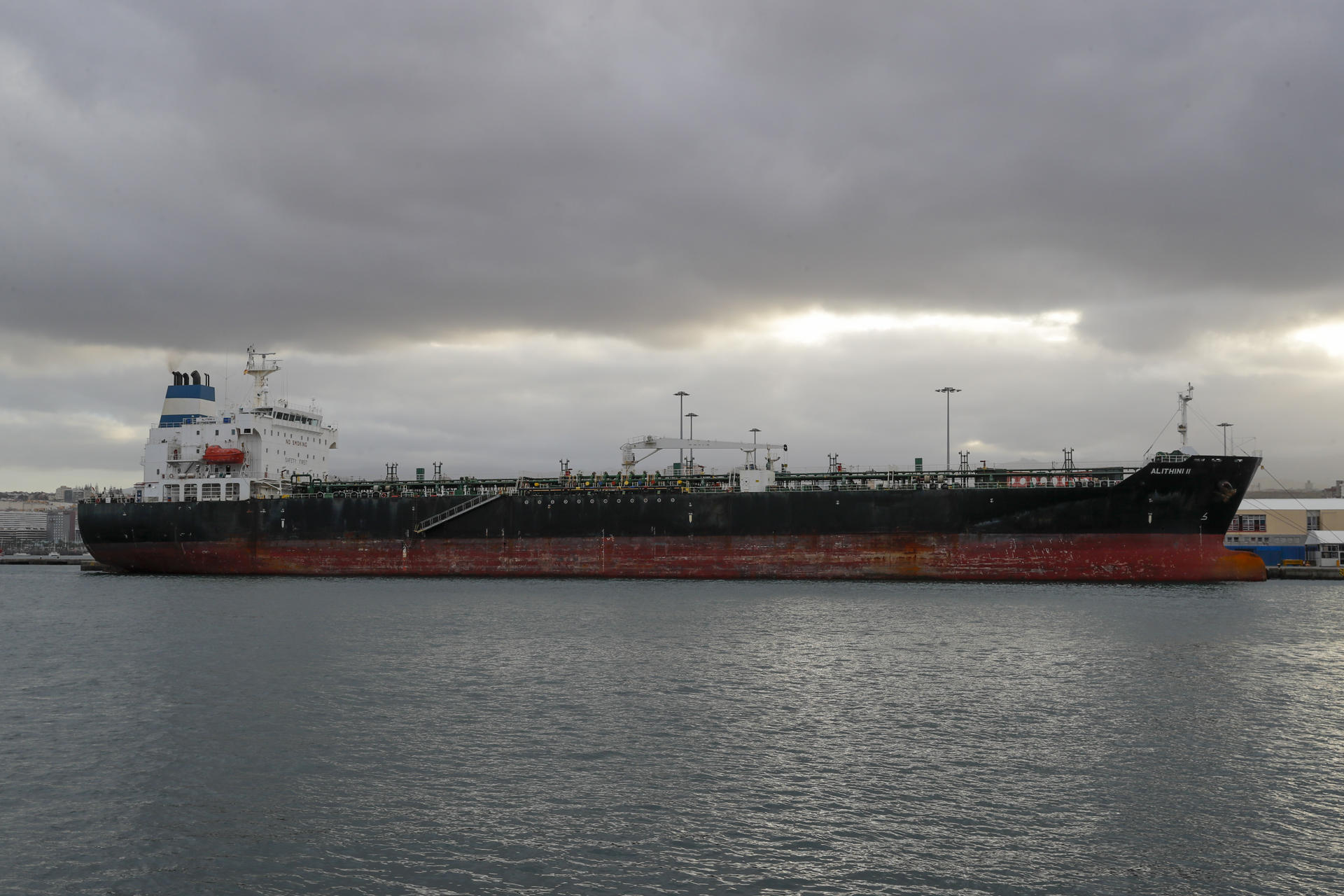 Imagen del petrolero Alithini II en el puerto de Las Palmas de Gran Canaria. EFE/ Elvira Urquijo A.