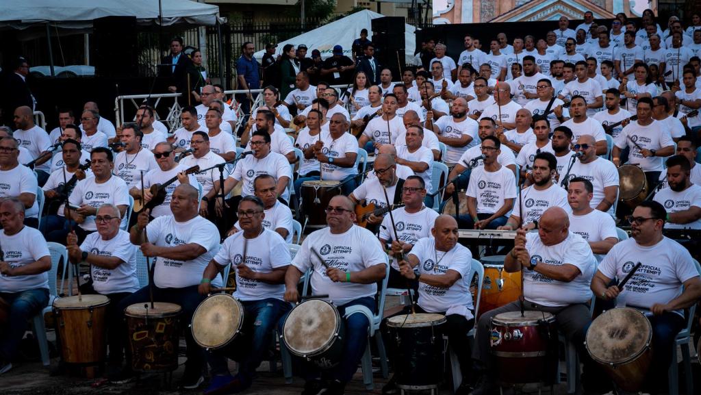 Cientos de músicos participan hoy en un recital folclórico para romper el récord Guinness, en Maracaibo (Venezuela). EFE/Henry Chirinos
