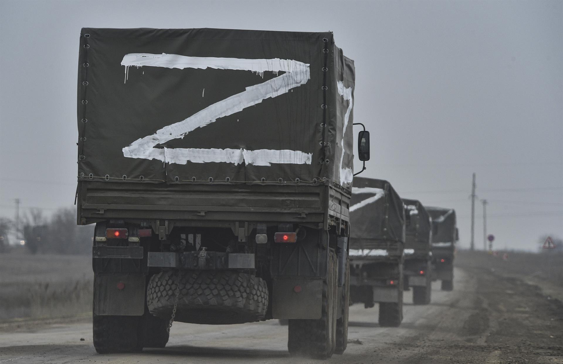 Fotografía de archivo de tropas rusas por una carretera cerca de Armiansk, en Crimea, el 25 de febrero de 2022. EFE/EPA/STRINGER