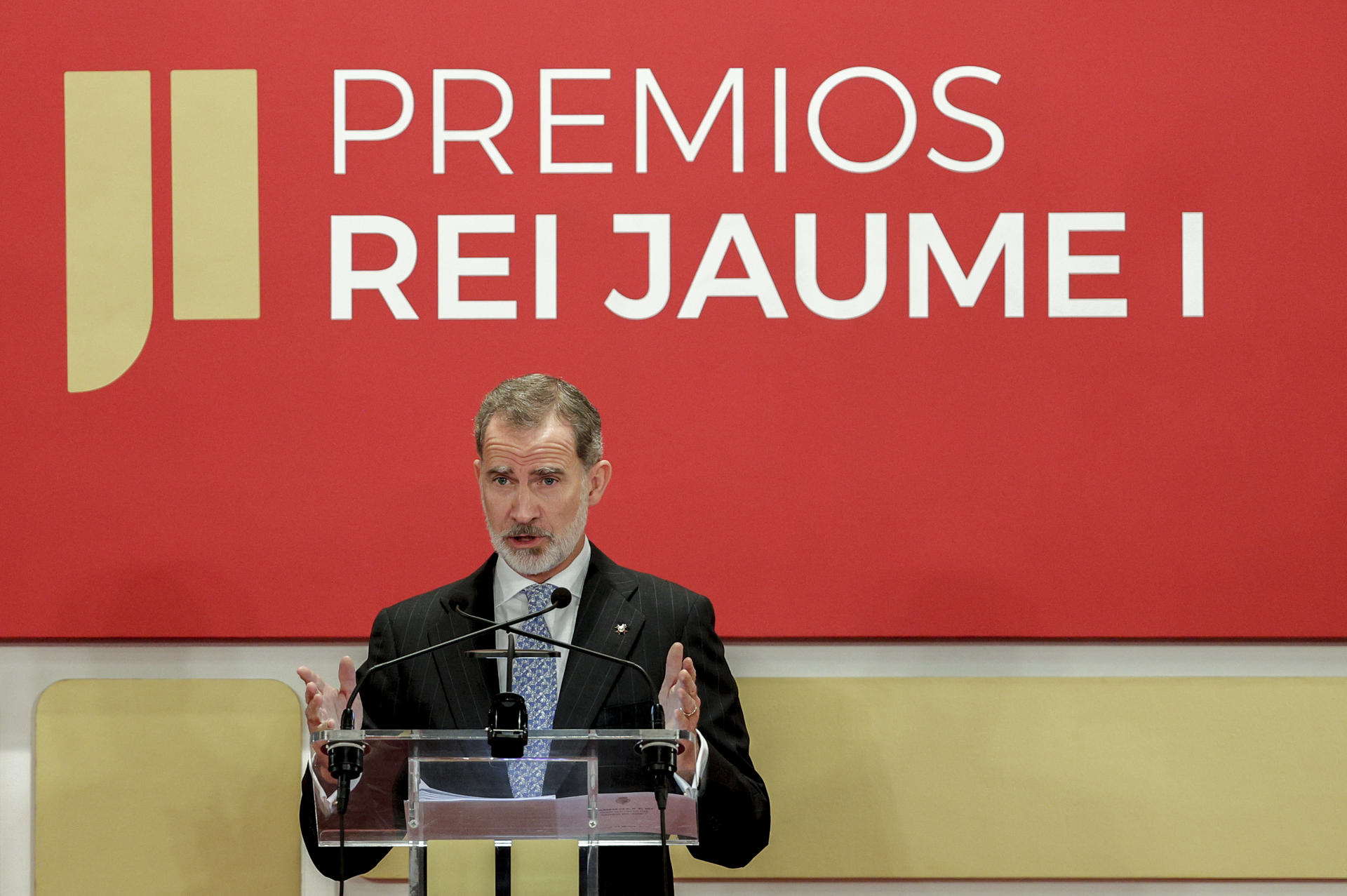 El rey Felipe VI durante su intervención en el acto de entrega de los premios Jaume I, en la Lonja de Valencia. EFE/ Manuel Bruque