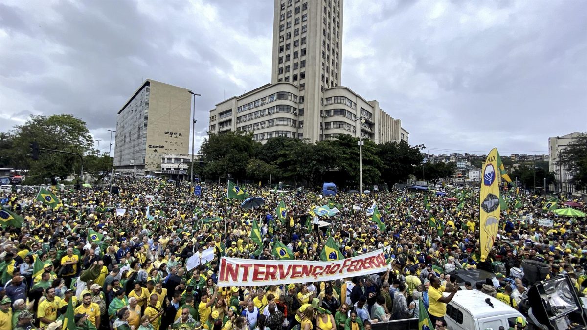 Protesta de seguidores del expresidente de Brasil , Jair Bolsonaro, convocada el pasado 2 de noviembre frente al Comando Militar del Este, en Río de Janeiro.