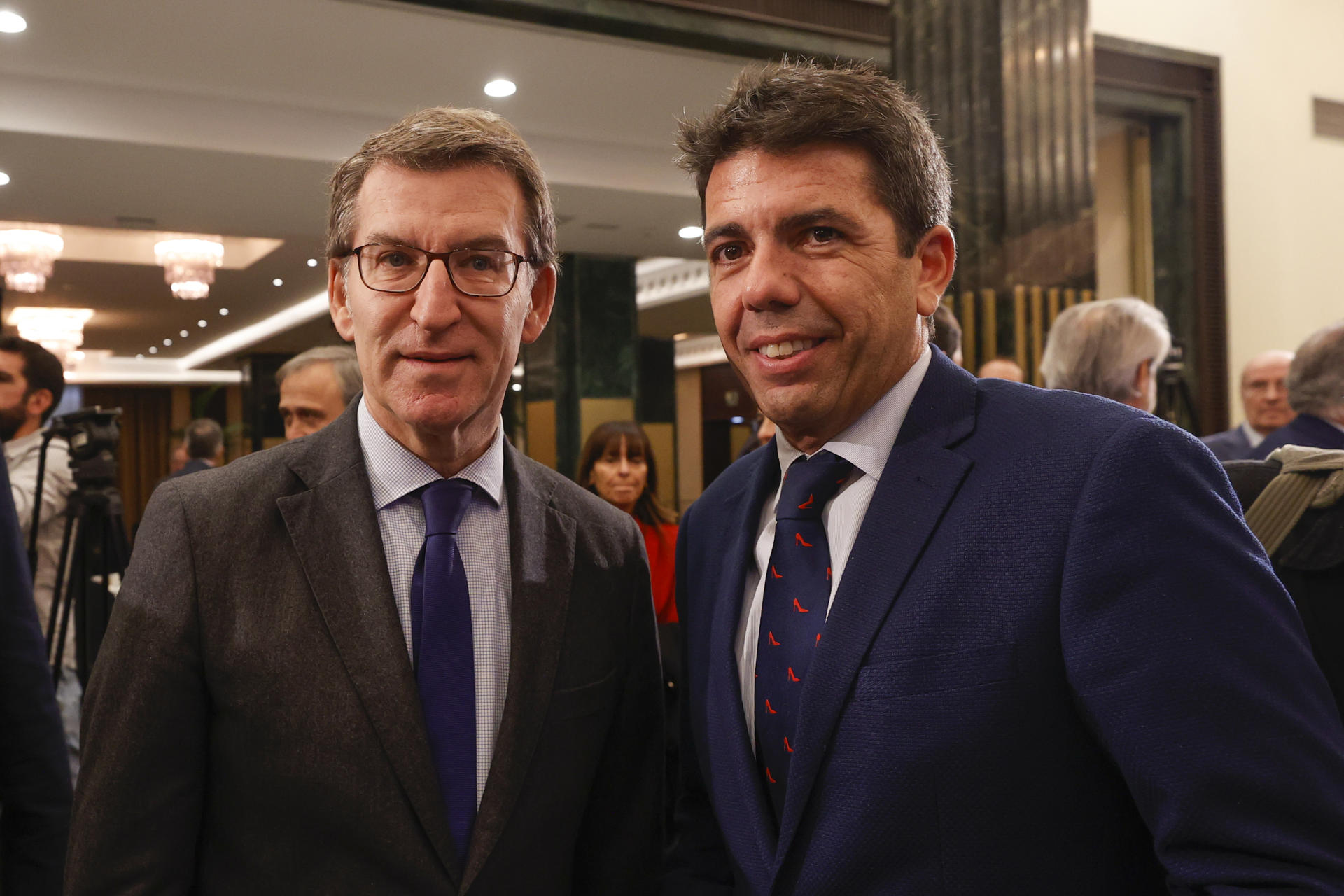 El presidente del PP de la Comunitat Valenciana Carlos Mazón (d) junto al presidente del PP Alberto Núñez Feijóo (i) tras protagonizar un desayuno informativo en Madrid, este lunes. EFE/ Javier Lizón