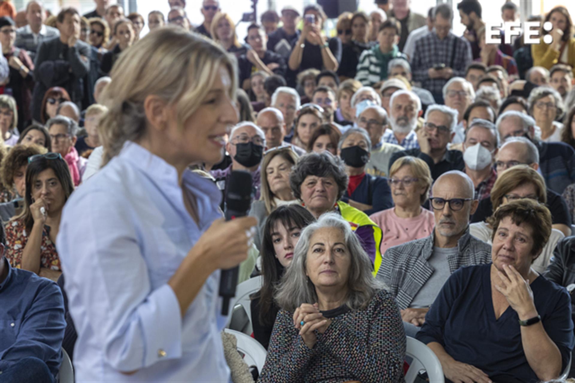 La vicepresidenta segunda del Gobierno, Yolanda Díaz, durante el acto público de la Plataforma Sumar en València. EFE/Biel Aliño