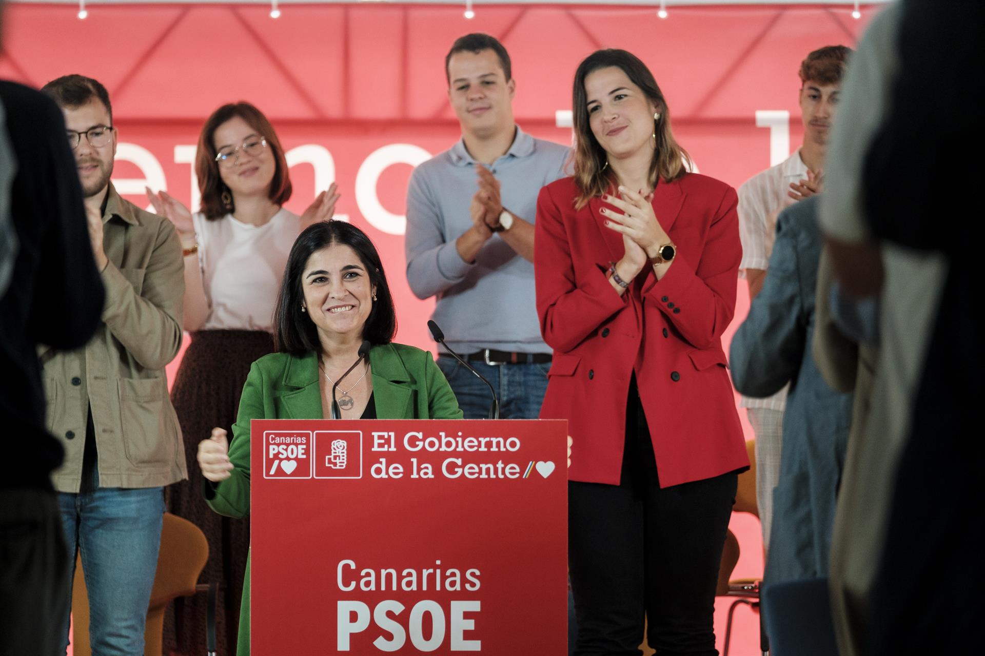 La ministra de Sanidad, Carolina Darias (c), anuncia su candidatura a las primarias del PSOE para el Ayuntamiento de Las Palmas Gran Canaria, durante un acto celebrado este sábado en Las Palmas. EFE/Ángel Medina G.