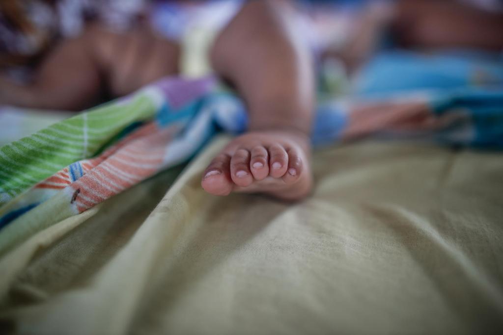 La bebé de Elita descansa en su hogar, el 23 de noviembre de 2022, en Iquitos (Perú). EFE/ Aldair Mejía
