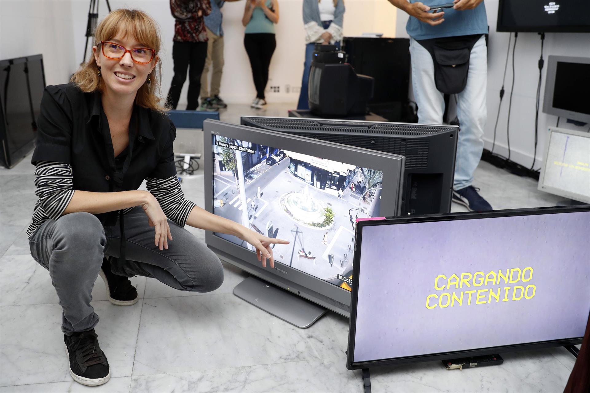 La artista Cristina Maya presentó este jueves en el Centro La Regenta "Vida pública", una instalación que exhibe imágenes tomadas en la calle por cámaras de videovigilancia de Las Palmas de Gran Canaria. EFE/ Elvira Urquijo A.