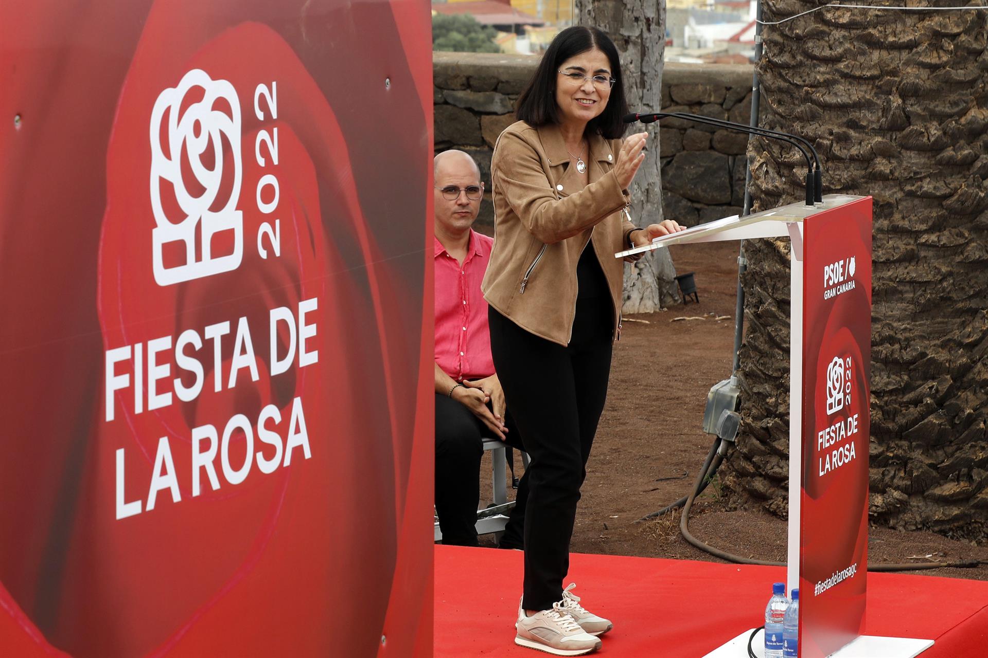 La ministra de Sanidad, Carolina Darias, durante su intervención este domingo en Arucas (Gran Canaria) en la "Fiesta de la rosa" que organizó su partido, el PSOE. EFE/ Elvira Urquijo A.