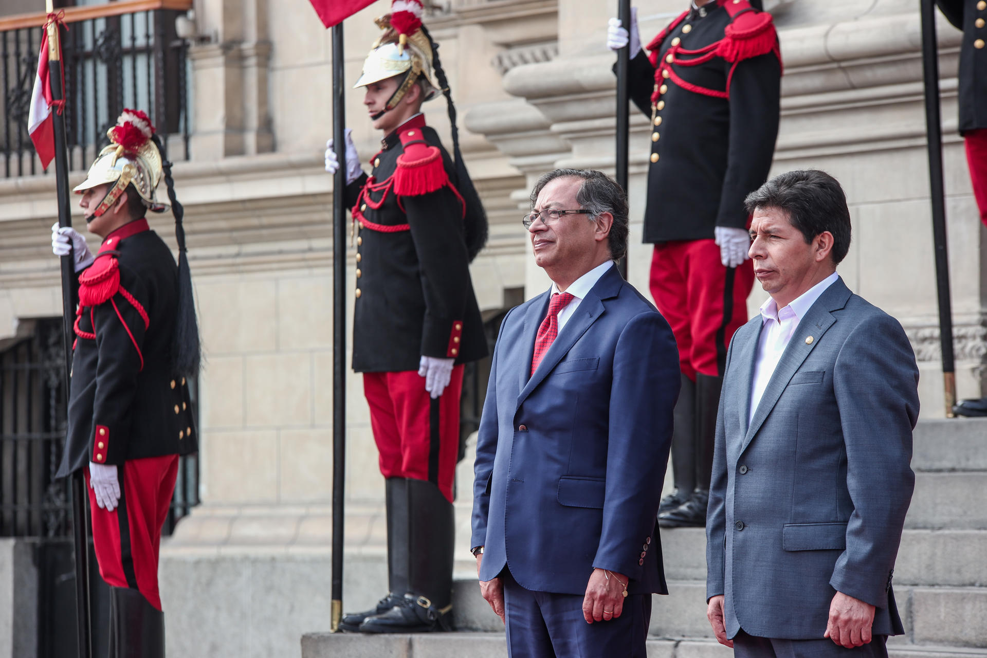 El presidente de Perú, Pedro Castillo (d), junto a su homólogo de Colombia, Gustavo Petro, en una fotografía de archivo. EFE/Aldair Mejía