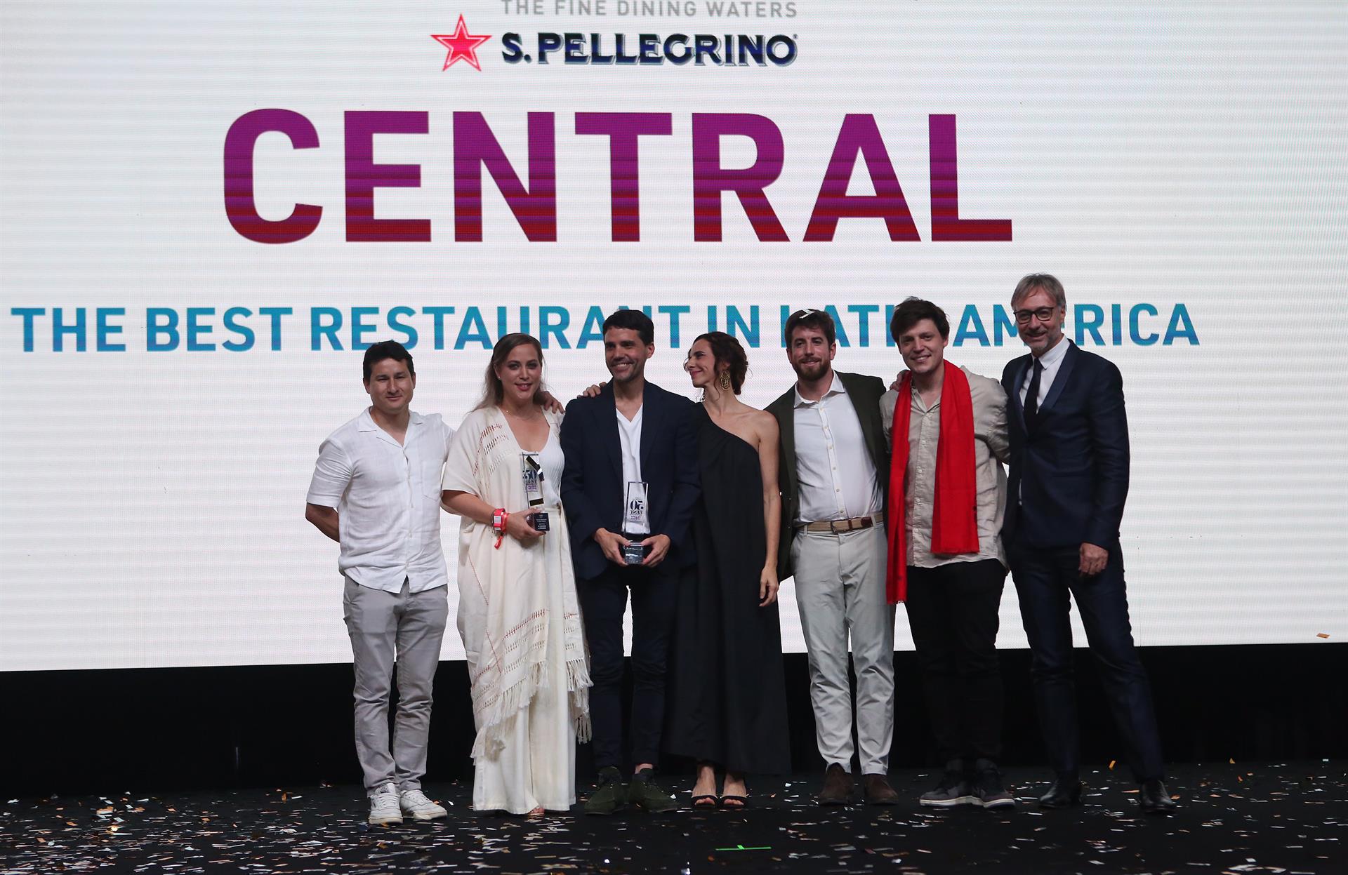 El chef peruano Virgilio Martínez (3i), del restaurante peruano Central, posa con su personal tras ser el ganador de los 50 Mejores Restaurantes de Latinoamérica. EFE/Lorenzo Hernández