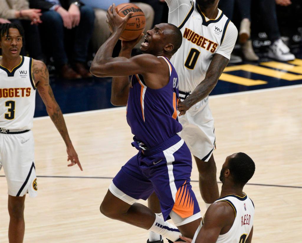 El jugador Bismack Biyombo de los Phoenix Suns intenta anotar, en una fotografía de archivo. EFE/Todd Pierson
