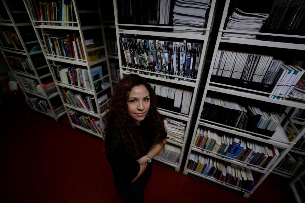 La escritora salvadoreña Roxana Méndez, recientemente ganadora del Premio Internacional de Poesía José Hierro, posa durante una entrevista con EFE, el 21 de noviembre de 2022, en San Salvador (El Salvador). EFE/Rodrigo Sura

