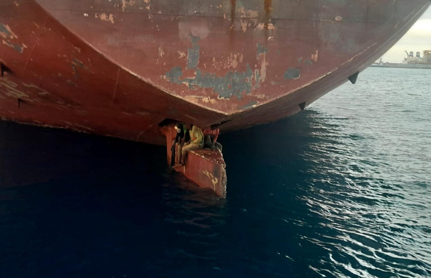 Imagen facilitada por Salvamento Marítimo de los tres varones localizados sobre el timón del petrolero Alithini II, tras la llegada del buque a Las Palmas de Gran Canaria desde Nigeria. EFE/Salvamento Marítimo