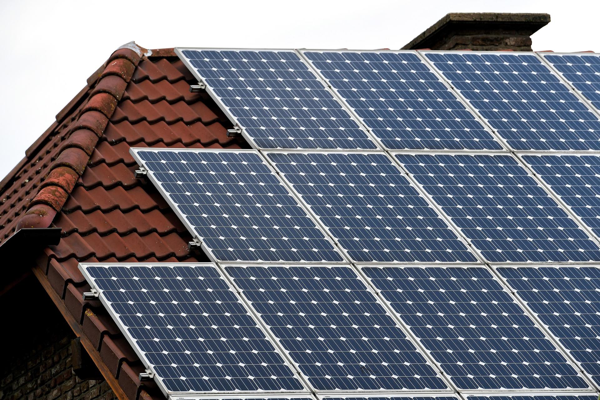 Paneles solares cubren el tejado de una vivienda. EFE/Archivo