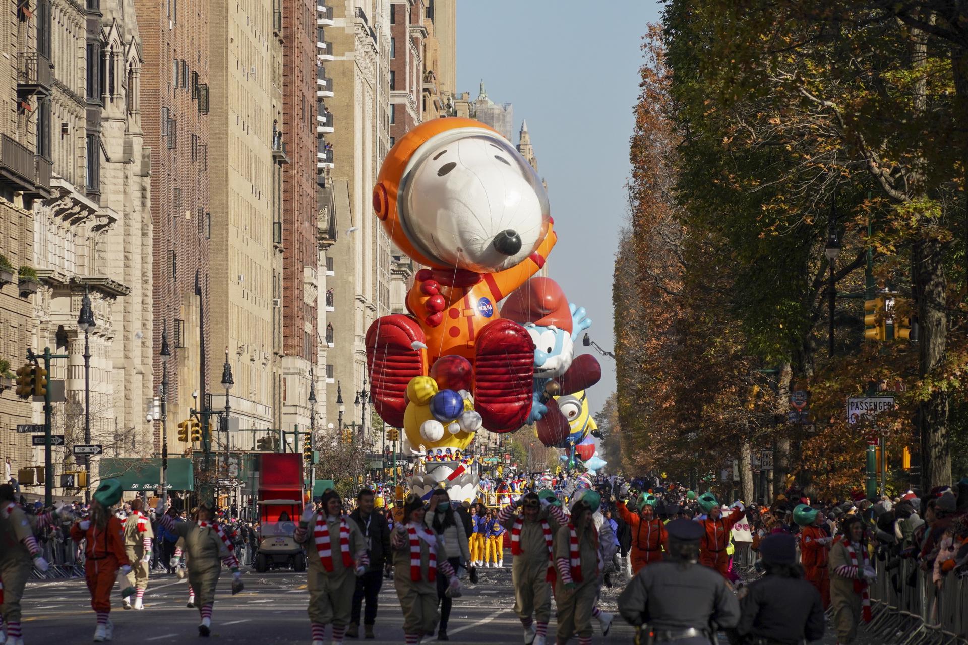 Un gran globo del personaje Snoopy astronauta fue regisrado este jueves, 24 de noviembre, durante la versión 96 del tradicional desfile de las tiendas Macy's por el día de Acción de Gracias, en Nueva York (NY, EE.UU.). EFE/Porter Binks