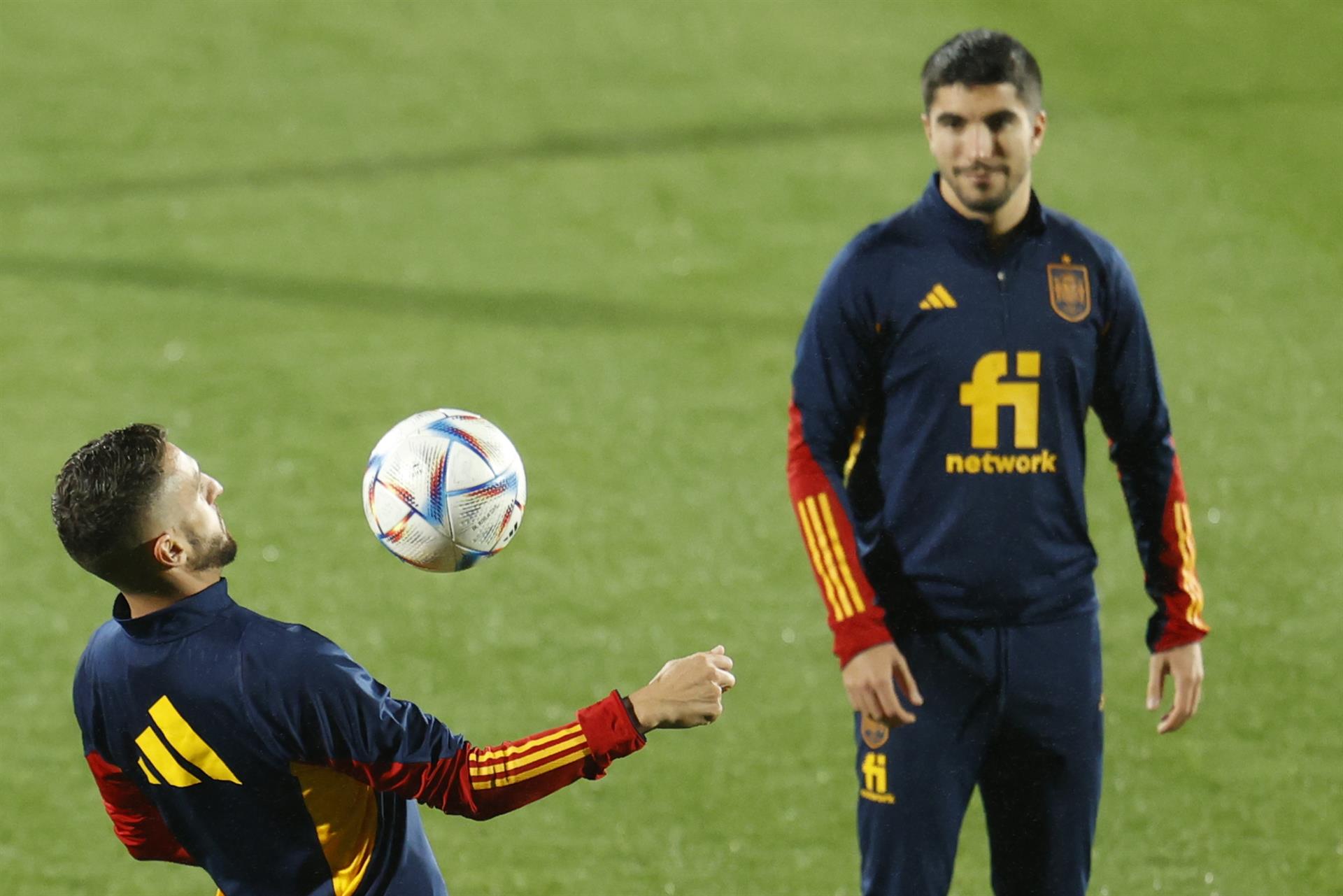 Los centrocampistas de la selección española Koke Resurrección (i) y el exvalencianista Carlos Soler (d) participan en un entrenamiento antes del Mundial de Qatar 2022, en una imagen reciente EFE/ Mariscal