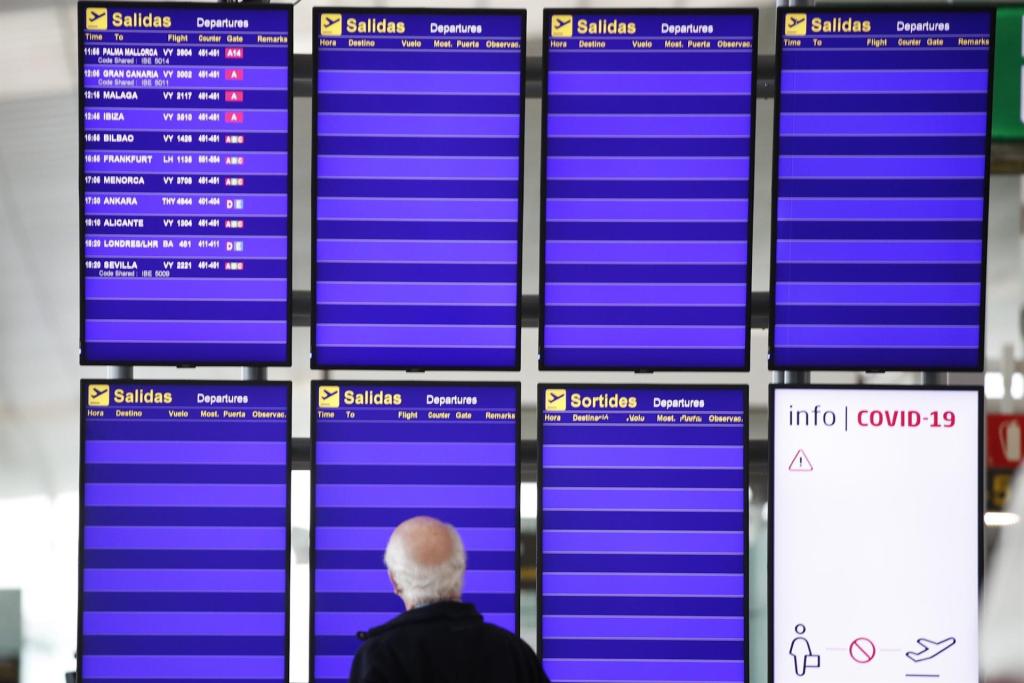 Imagen de archivo de los paneles de información del Aeropuerto de Barcelona-El Prat. EFE/Alejandro García
