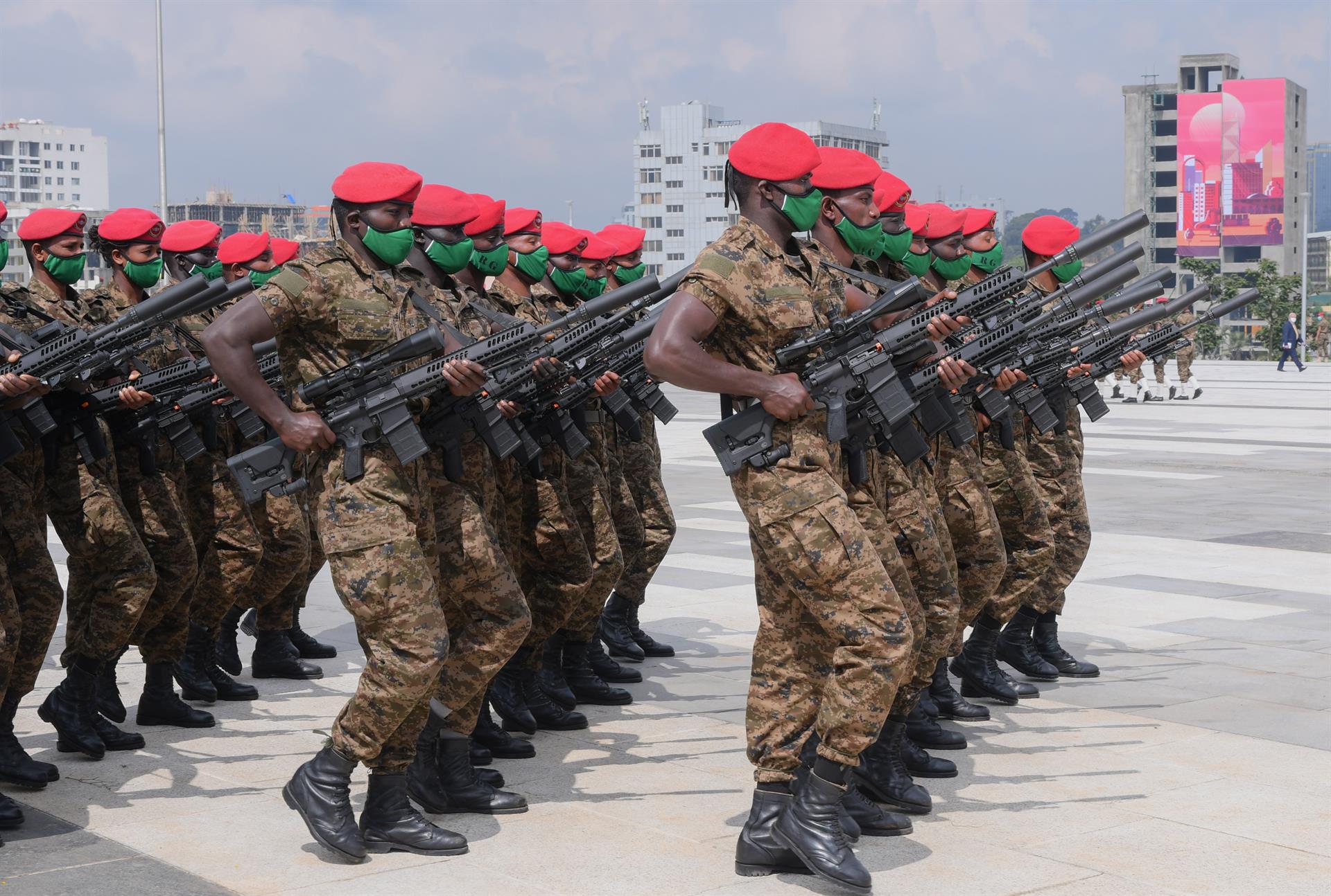 Efectivos de la Defensa Nacional de Etiopía realizan ejercicios en un desfile militar en Addis Abeba, Etiopía, el 10 de septiembre de 2020. EFE/EPA/STR