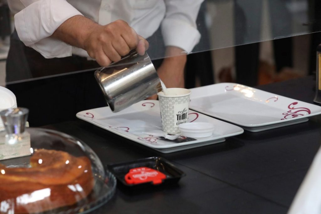 Un camarero sirve un café., cuando se conocen hoy los datos del salario medio bruto en España