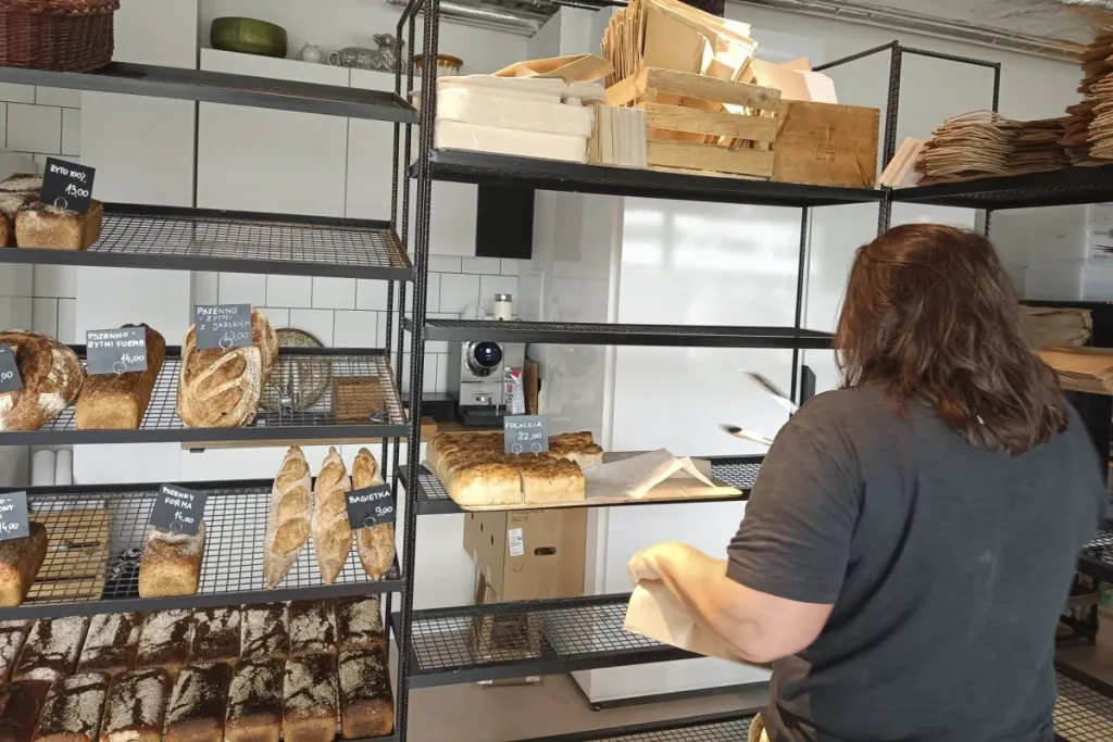 Trabajadora en una panadería cuando hoy se conoce el salario medio bruto en España