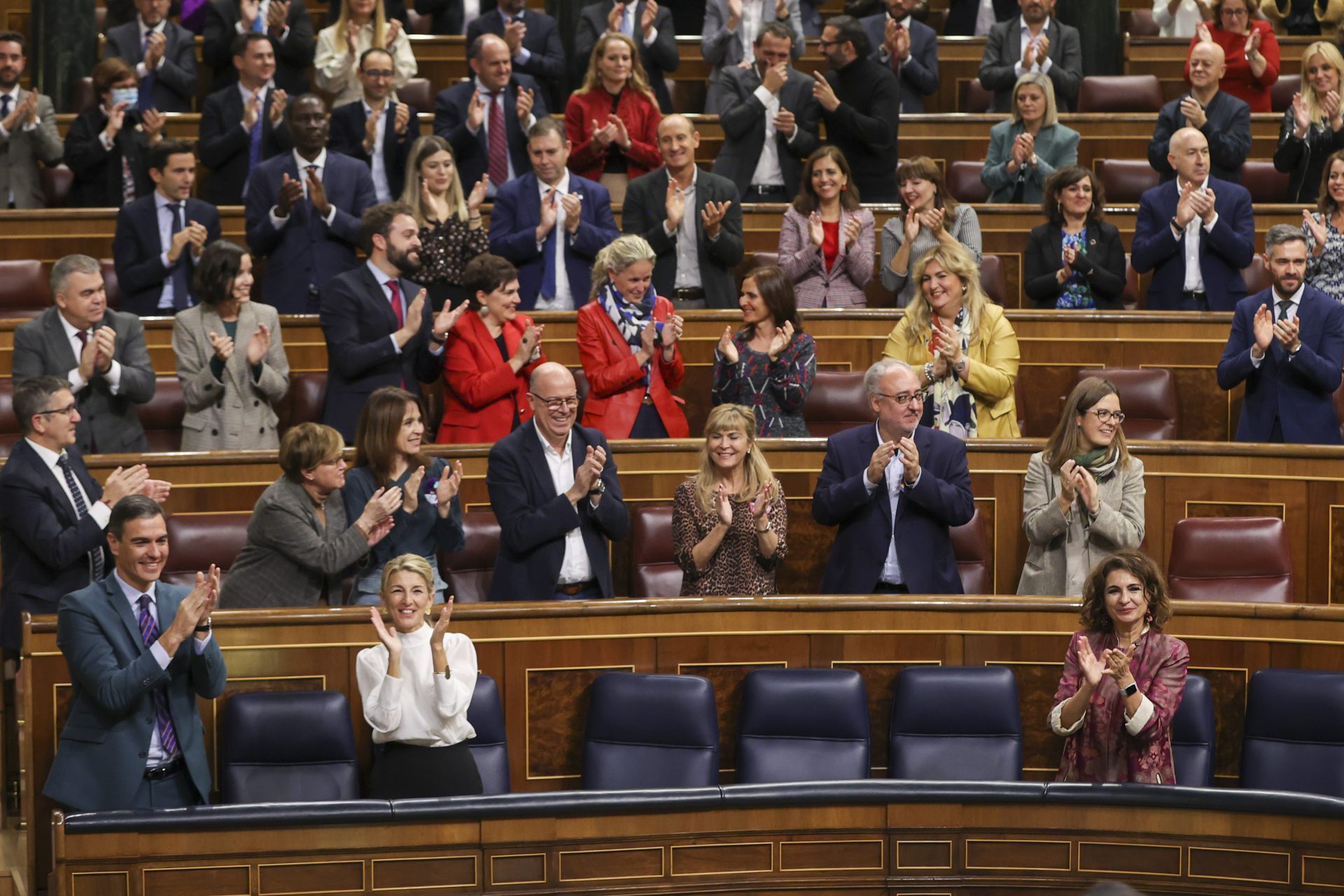 La bancada socialista aplaude en el Congreso de los Diputados tras haber aprobado los Presupuestos para 2023.