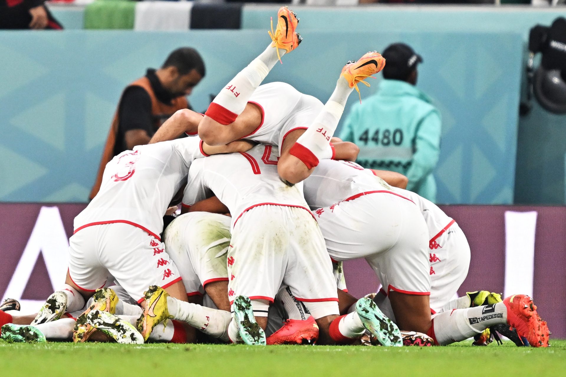 La selección de Túnez celebra el tanto marcado.