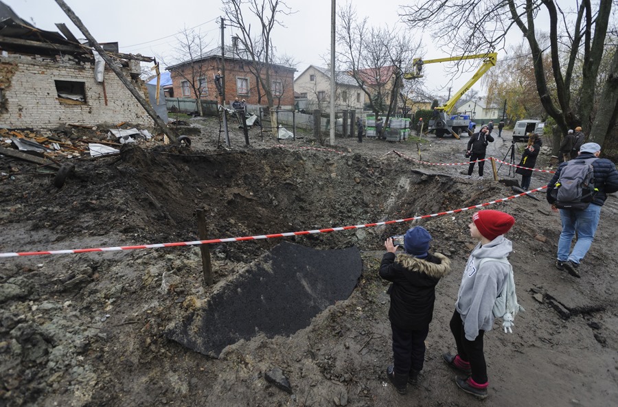 A vila de Solonka, perto de Lviv, nesta quarta-feira, após um ataque russo. EFE/MYKOLA TYS