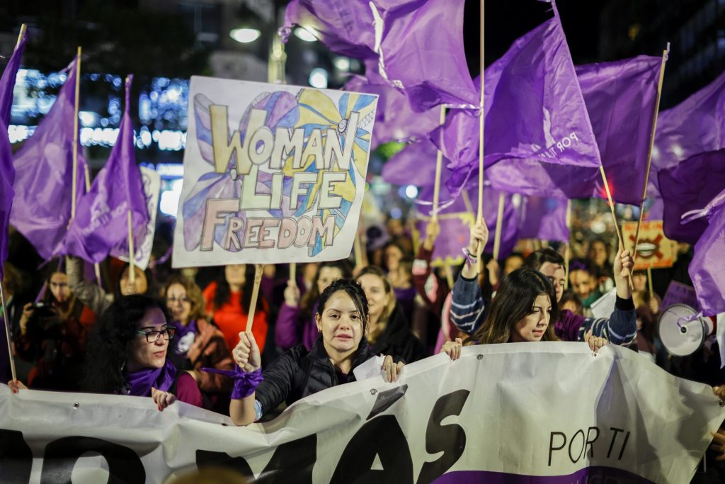 Miles de mujeres reunidas en Valencia en la manifestación del 25N con motivo del Día Internacional de violencia contra las mujeres.