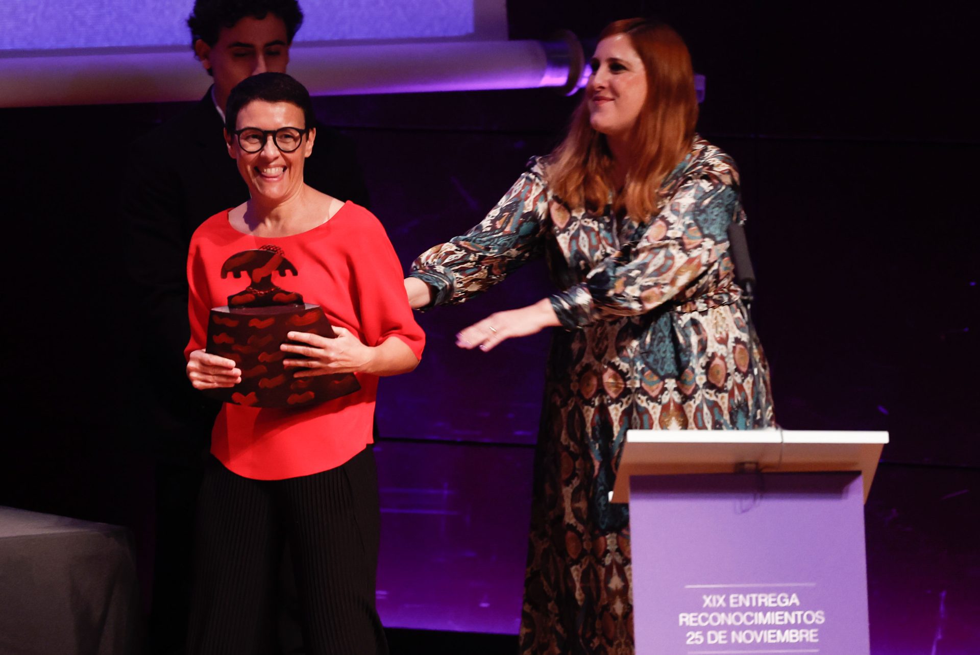 La periodista y responsable de Efeminista Macarena Baena Garrido recibe un premio en el acto institucional de Madrid con motivo del Día Internacional para la Eliminación de la Violencia contra las Mujeres.