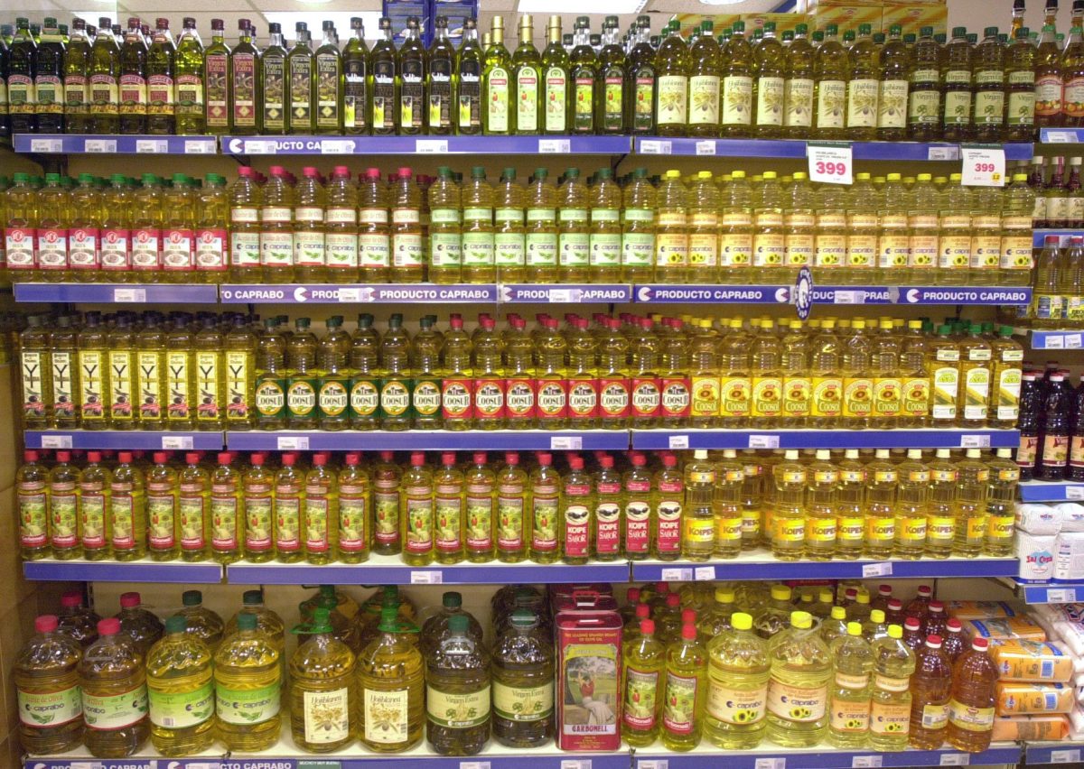 Imagen de archivo de un estante con distintos tipos de aceite en un supermercado de Madrid.