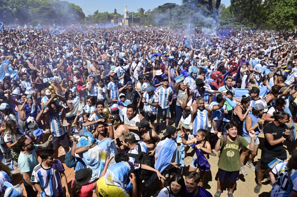 Aficionados celebran el triunfo de Argentina en Buenos Aires.